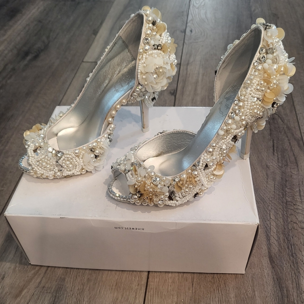 NWOT Boginni & Co. Pearl Crystal Rhinestone Sequin Beaded Bridal Wedding Shoes